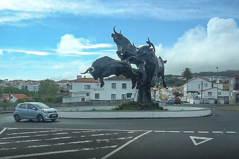 bulls-statue